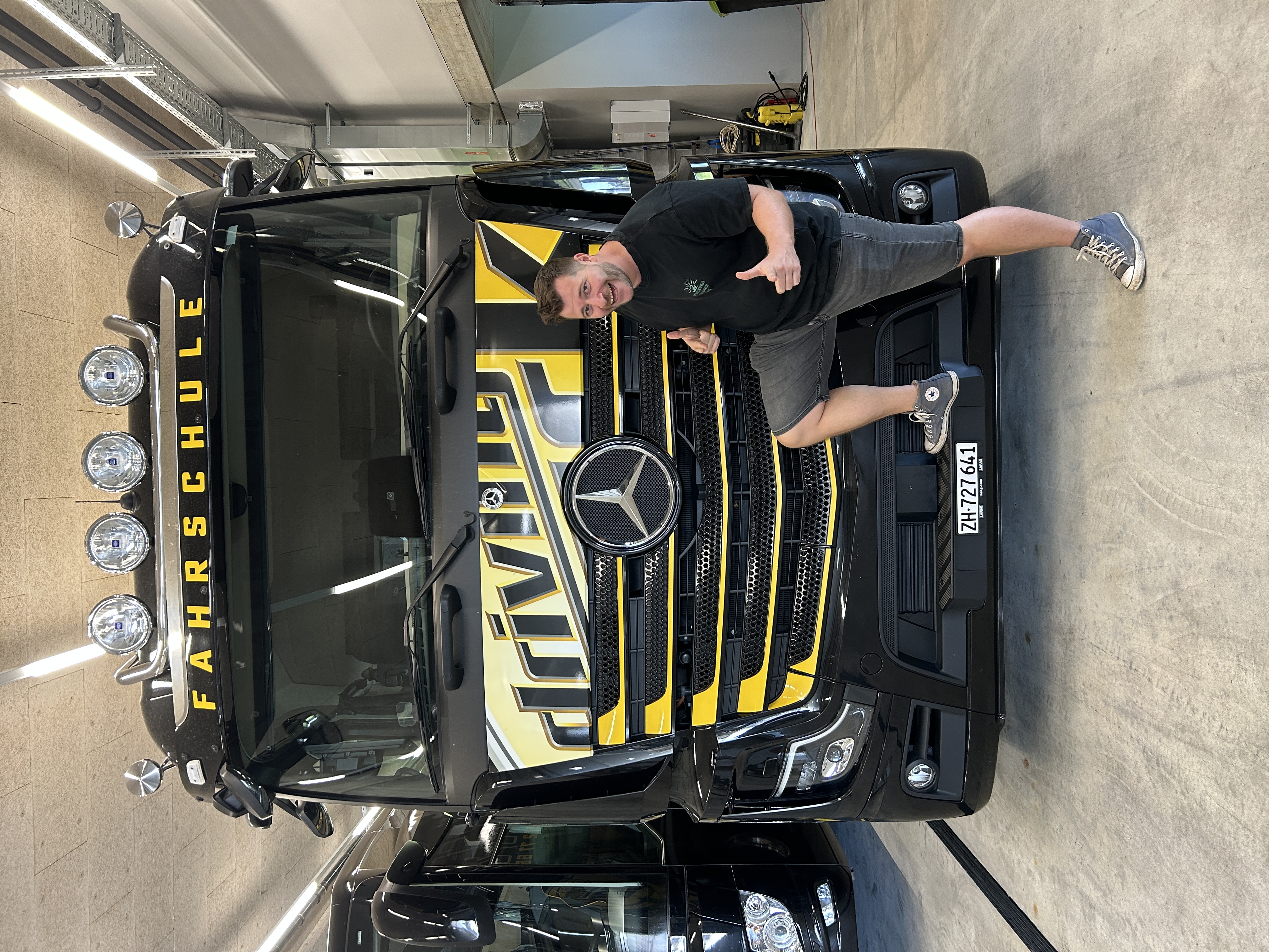 Nicola Euler vor dem Fahrschul-LKW im Driving Park
